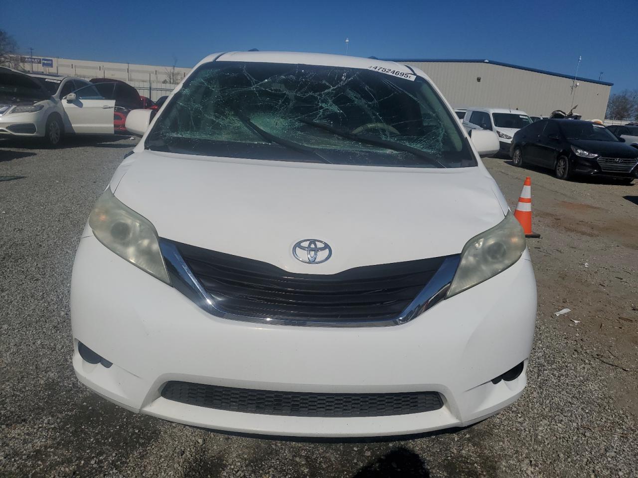 2011 Toyota Sienna - Image 5