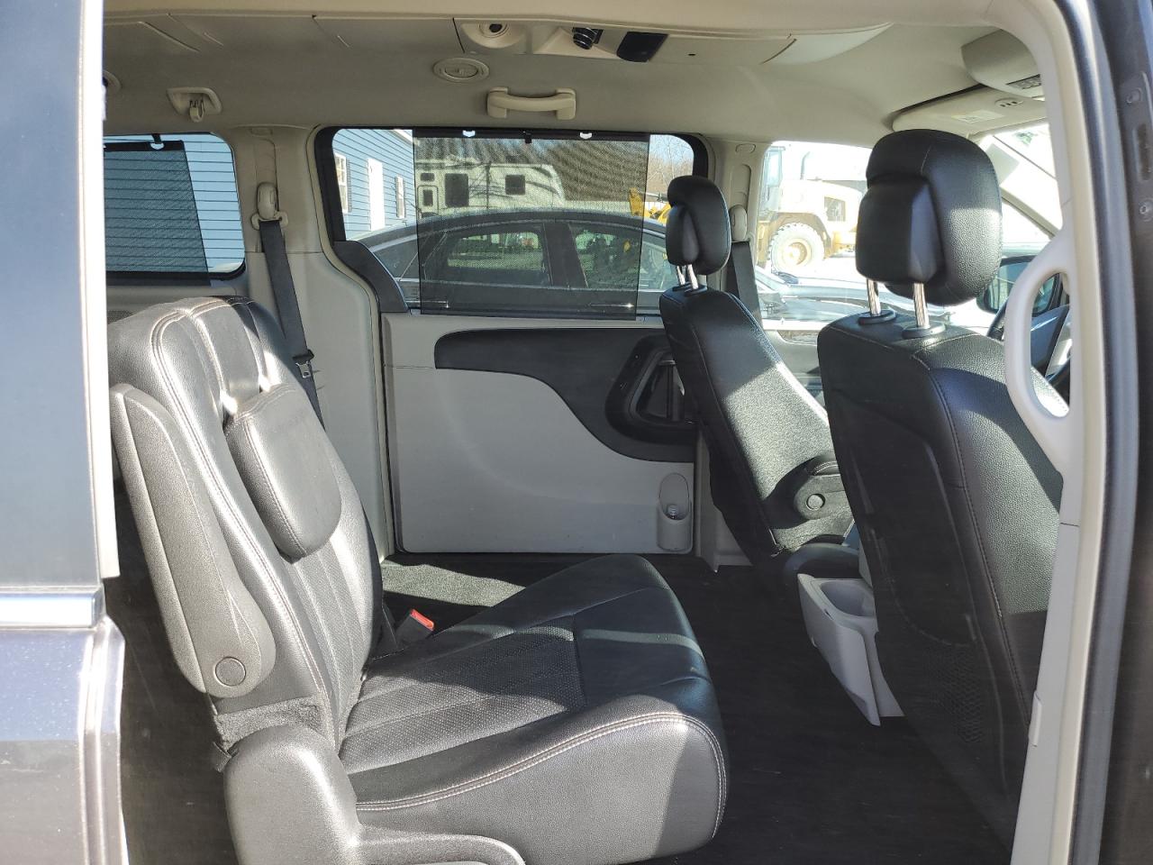 2015 Chrysler Town & Country - Image 11