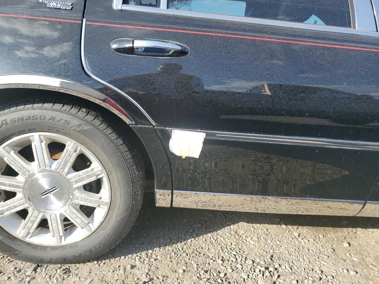 2011 Lincoln Town Car - Image 12