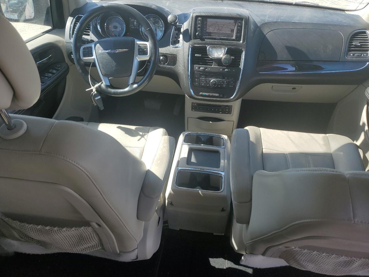 2013 Chrysler Town & Country - Image 8