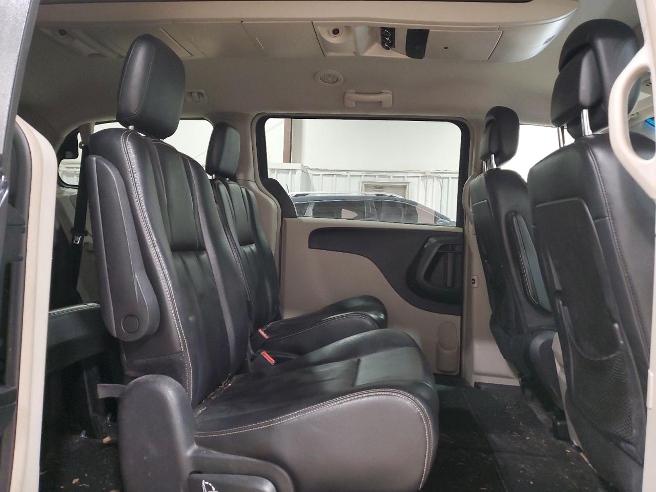 2013 Chrysler Town & Country - Image 11