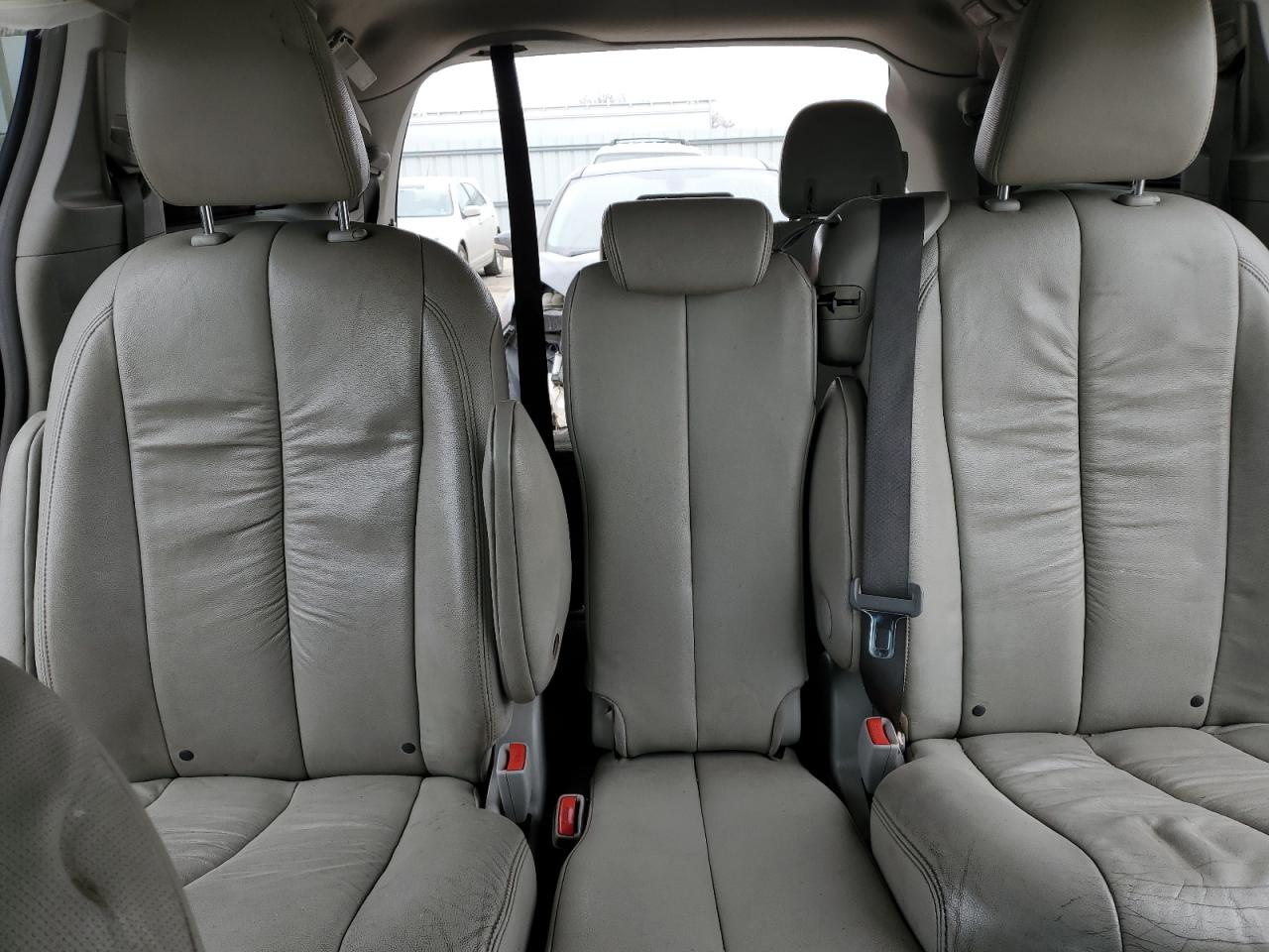 2012 Toyota Sienna - Image 10