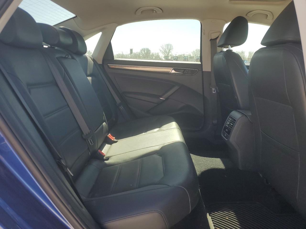 2017 Volkswagen Passat - Image 10