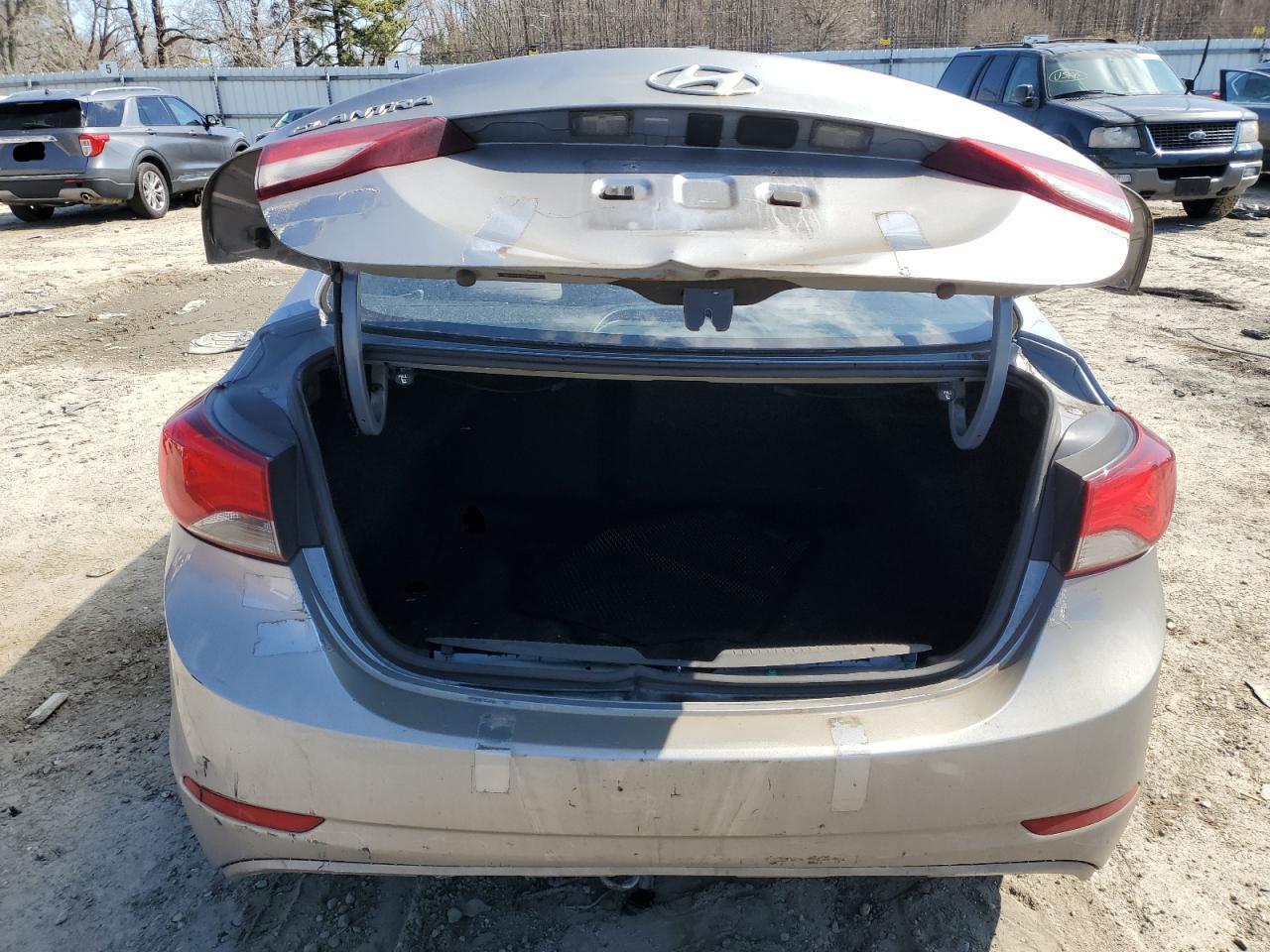 2016 Hyundai Elantra - Image 6
