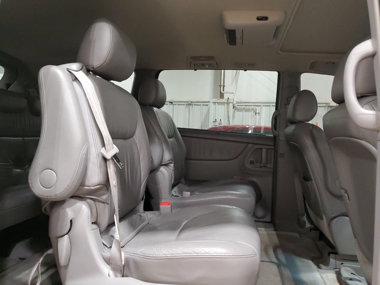 2007 Toyota Sienna - Image 11