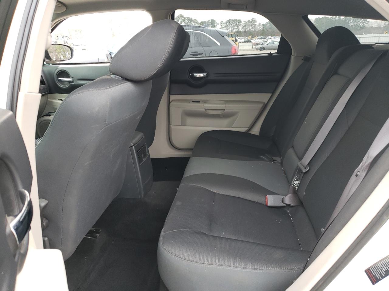 2005 Dodge Magnum - Image 10