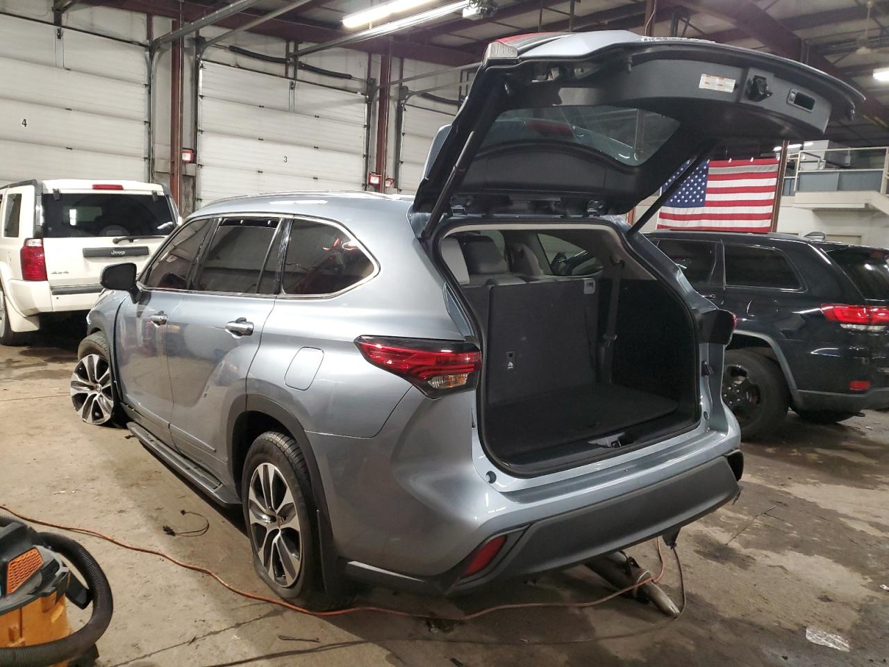 2021 Toyota Highlander - Image 2