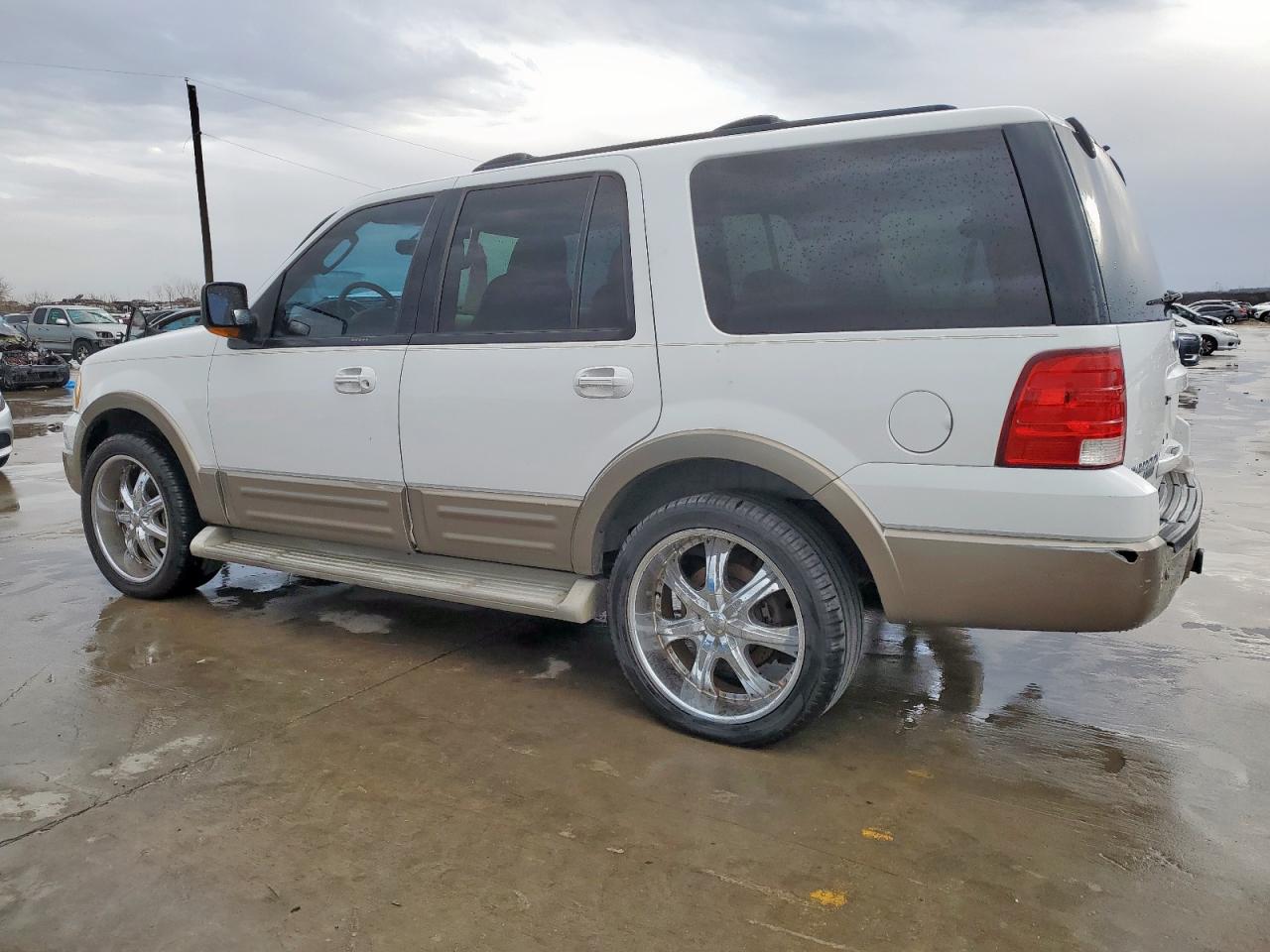 2004 Ford Expedition - Image 2