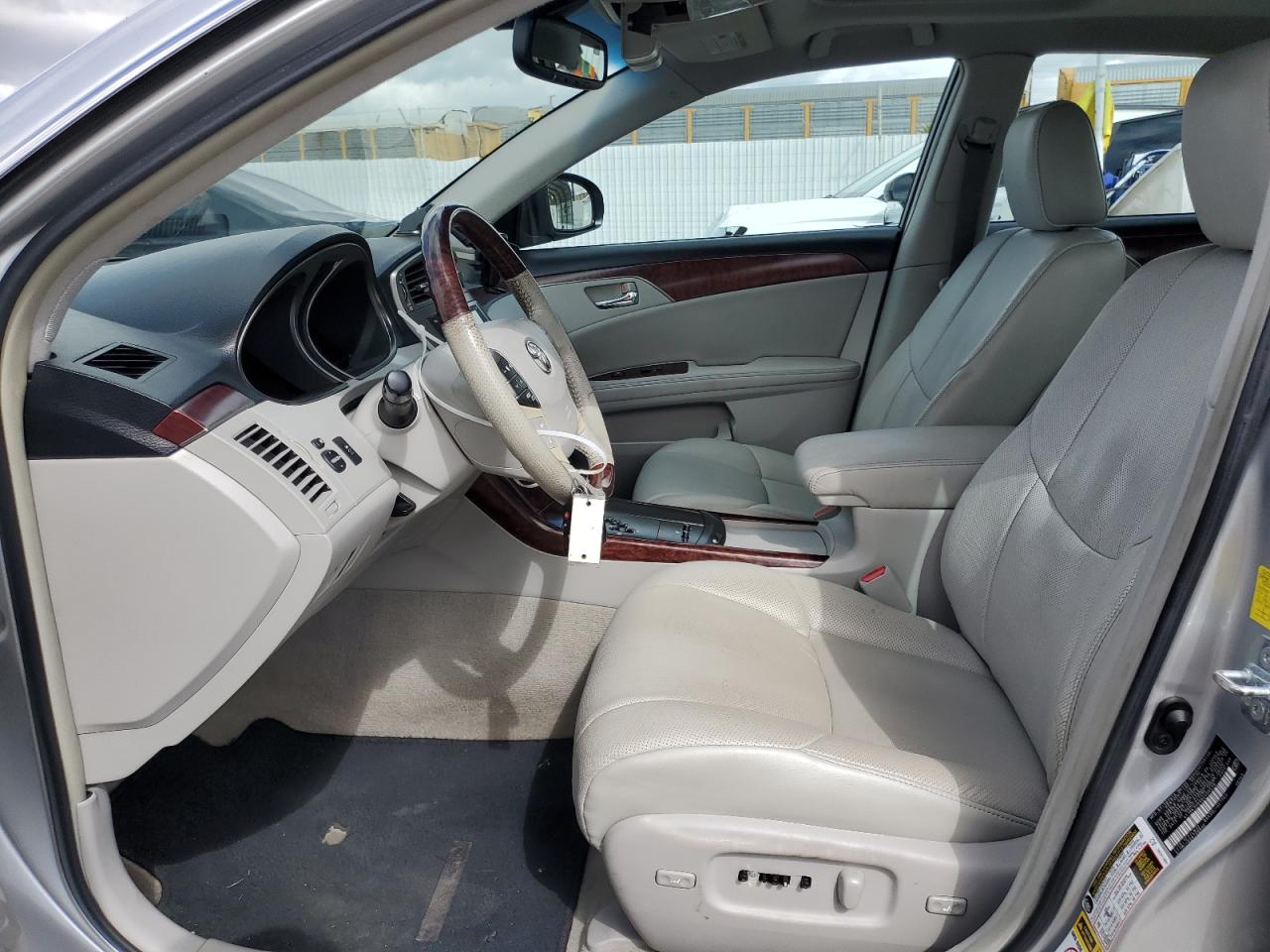 2011 Toyota Avalon - Image 8