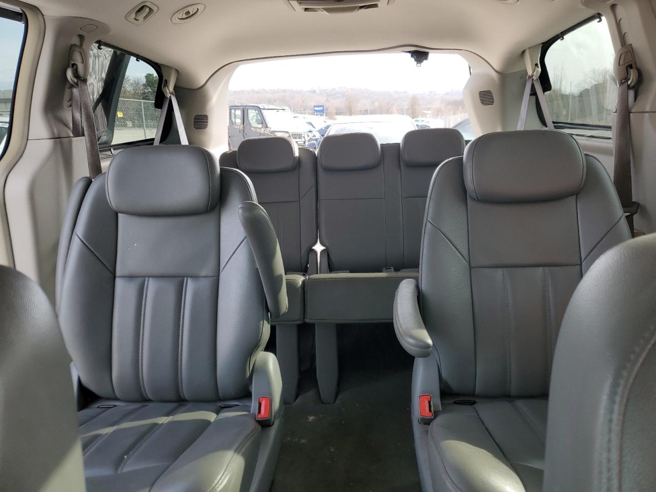 2008 Chrysler Town & Country - Image 10