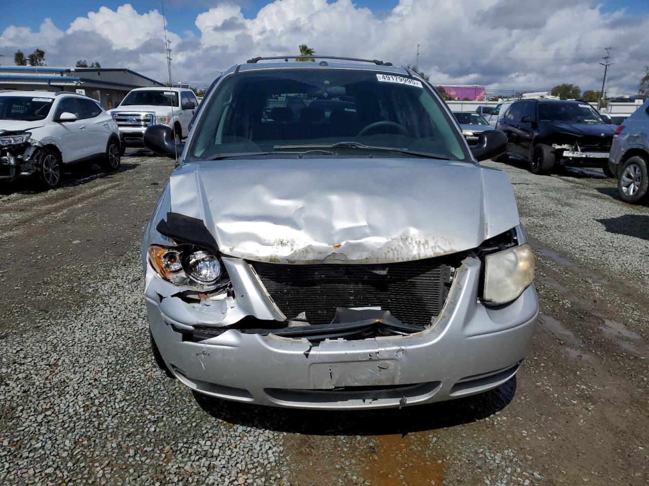 2006 Chrysler Town & Country - Image 5