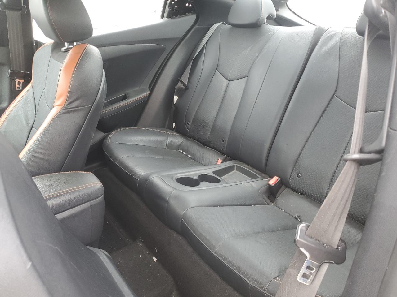 2016 Hyundai Veloster - Image 11