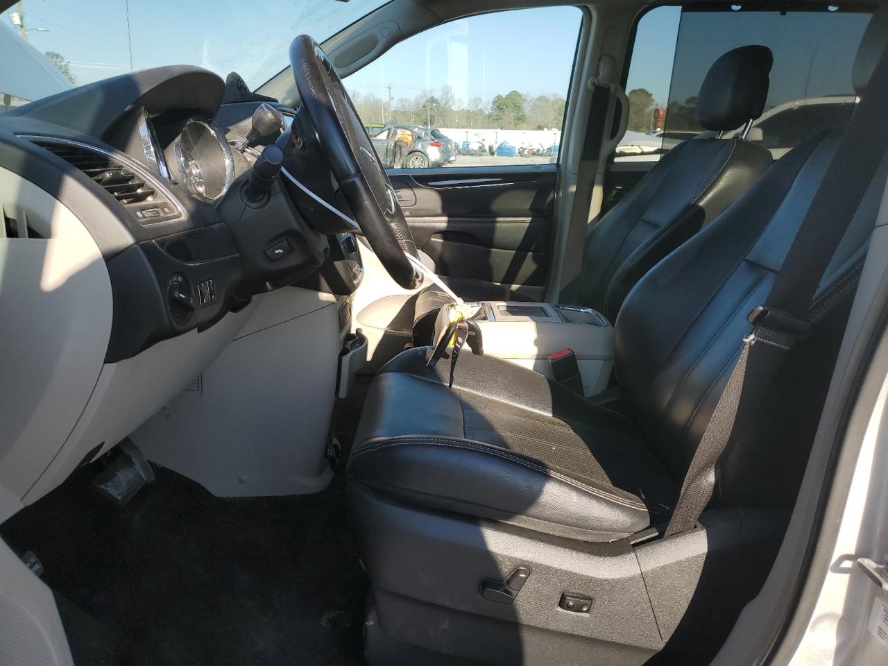 2011 Chrysler Town & Country - Image 7