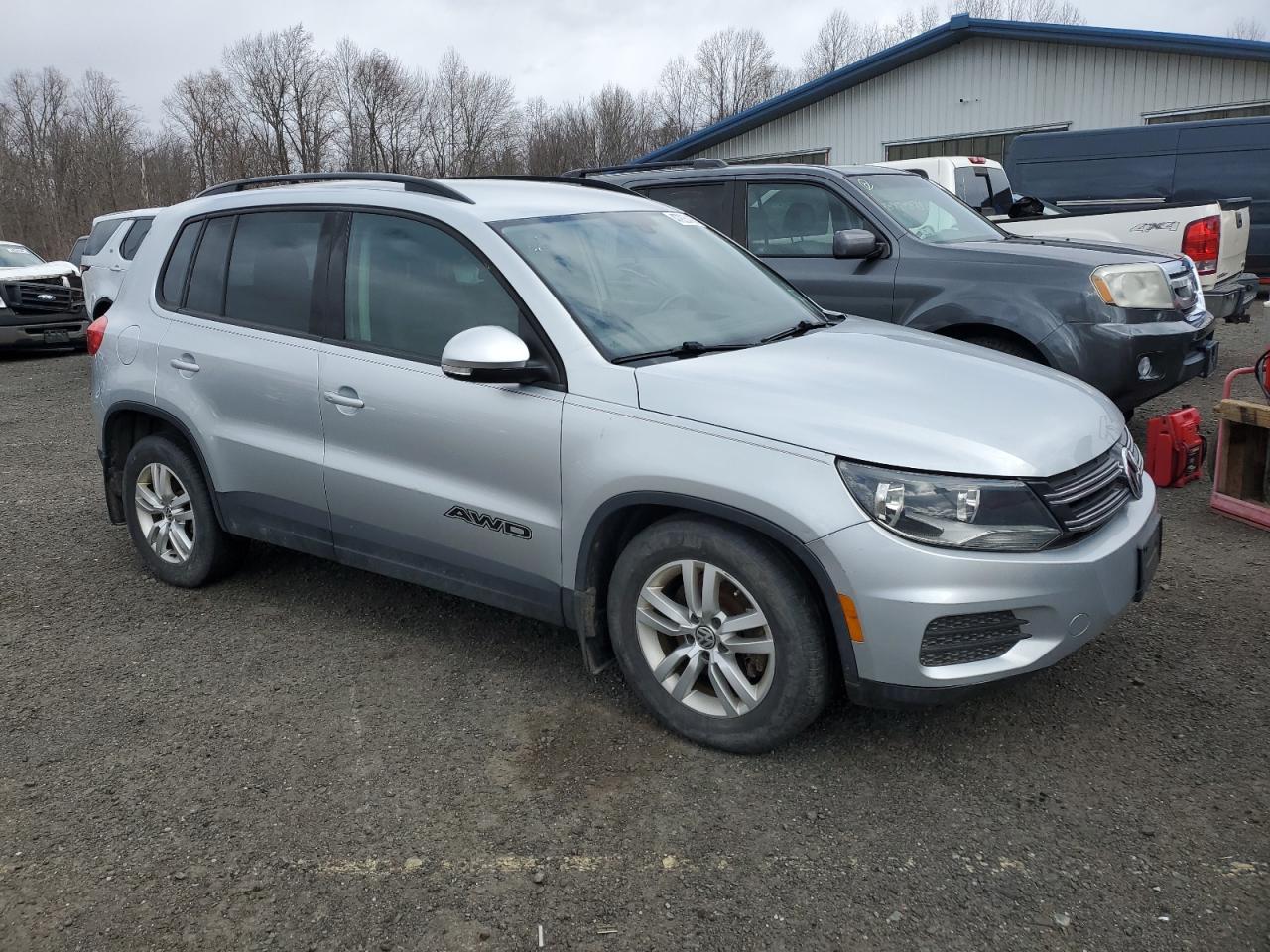 2017 Volkswagen Tiguan - Image 4
