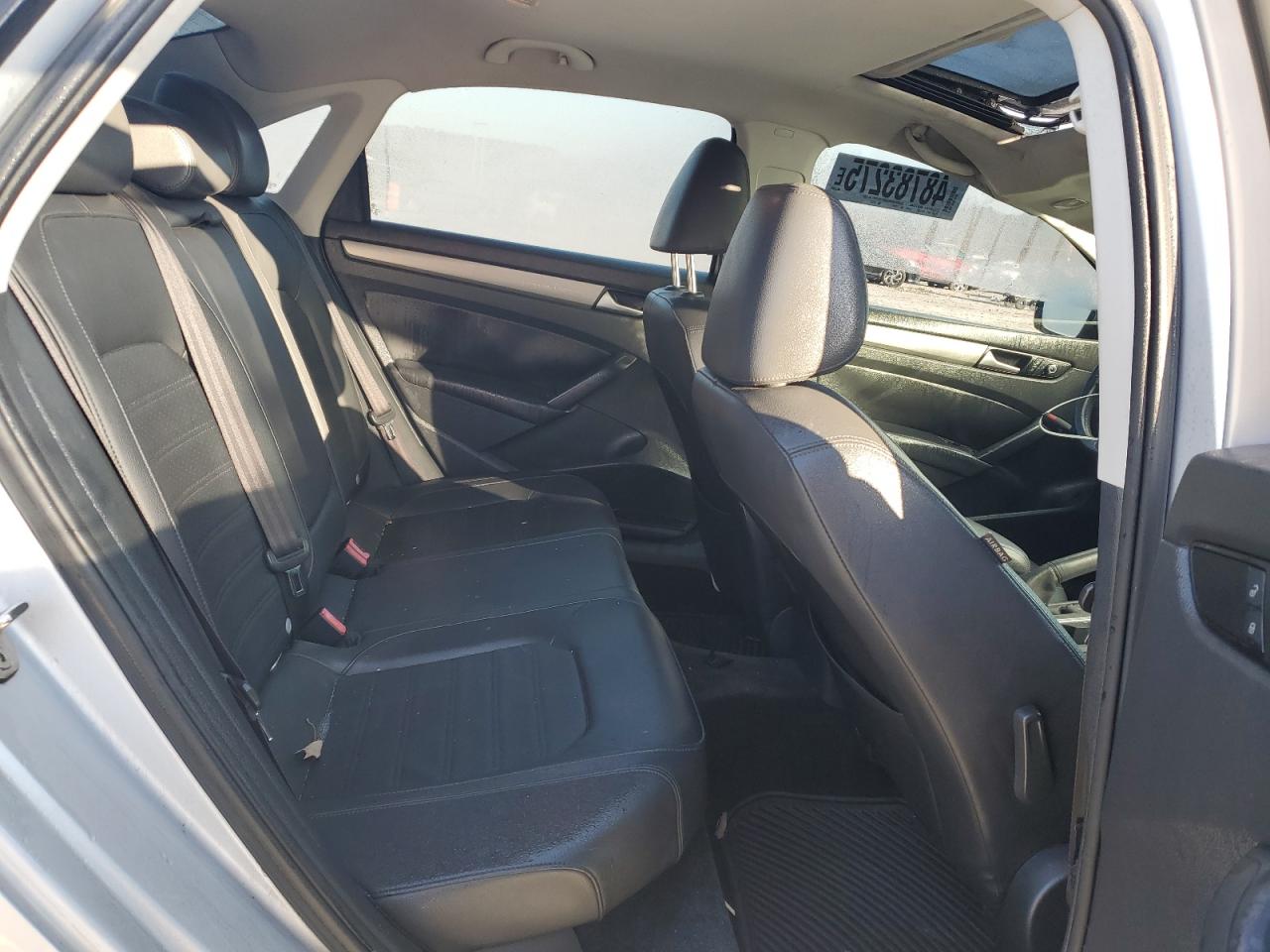 2015 Volkswagen Passat - Image 11