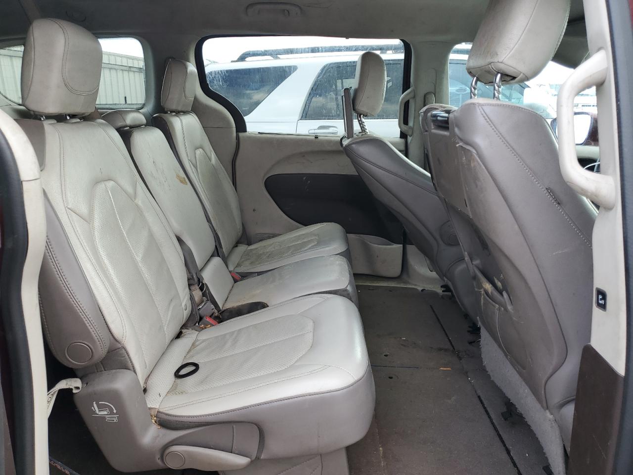 2017 Chrysler Pacifica - Image 11