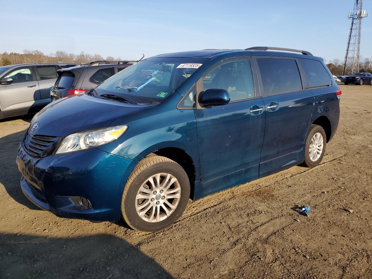2011 Toyota Sienna Xle للبيع في Windsor، NJ - Burn