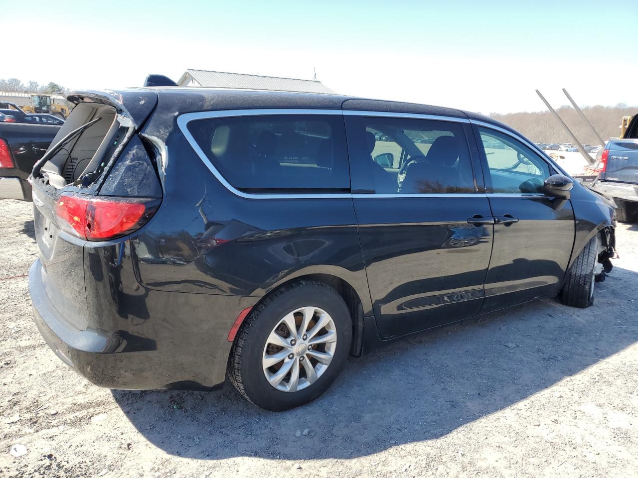 2018 Chrysler Pacifica - Image 3