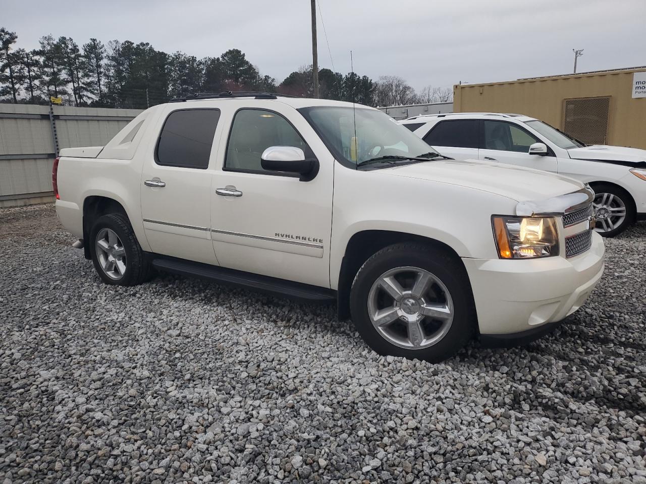 2011 Chevrolet Avalanche - Image 4