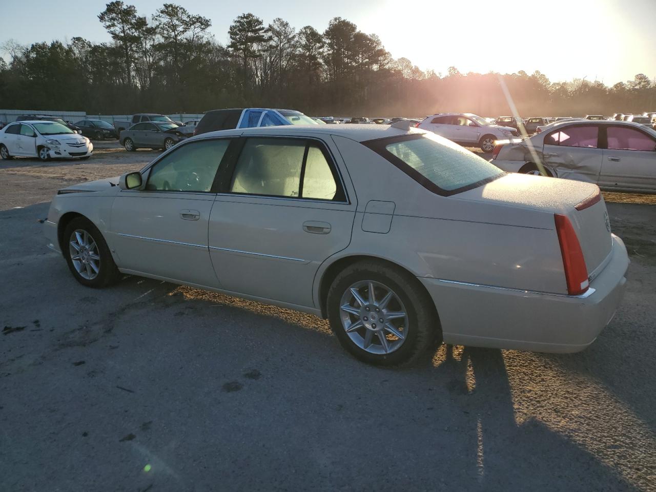 2010 Cadillac DTS - Image 2
