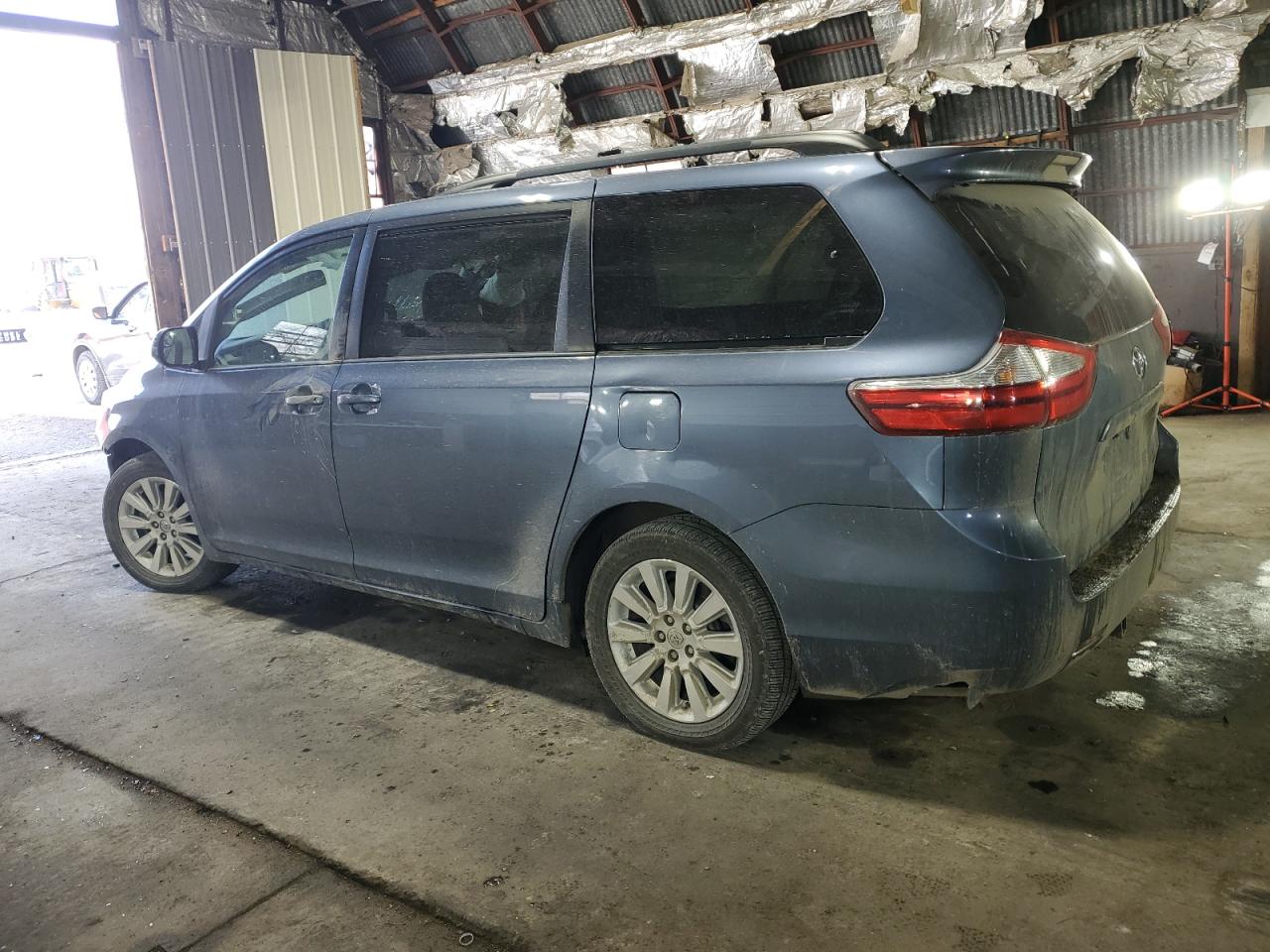 2015 Toyota Sienna - Image 2