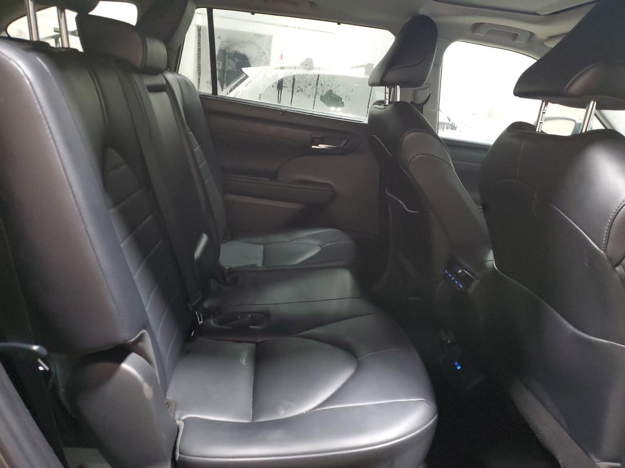 2022 Toyota Highlander - Image 12