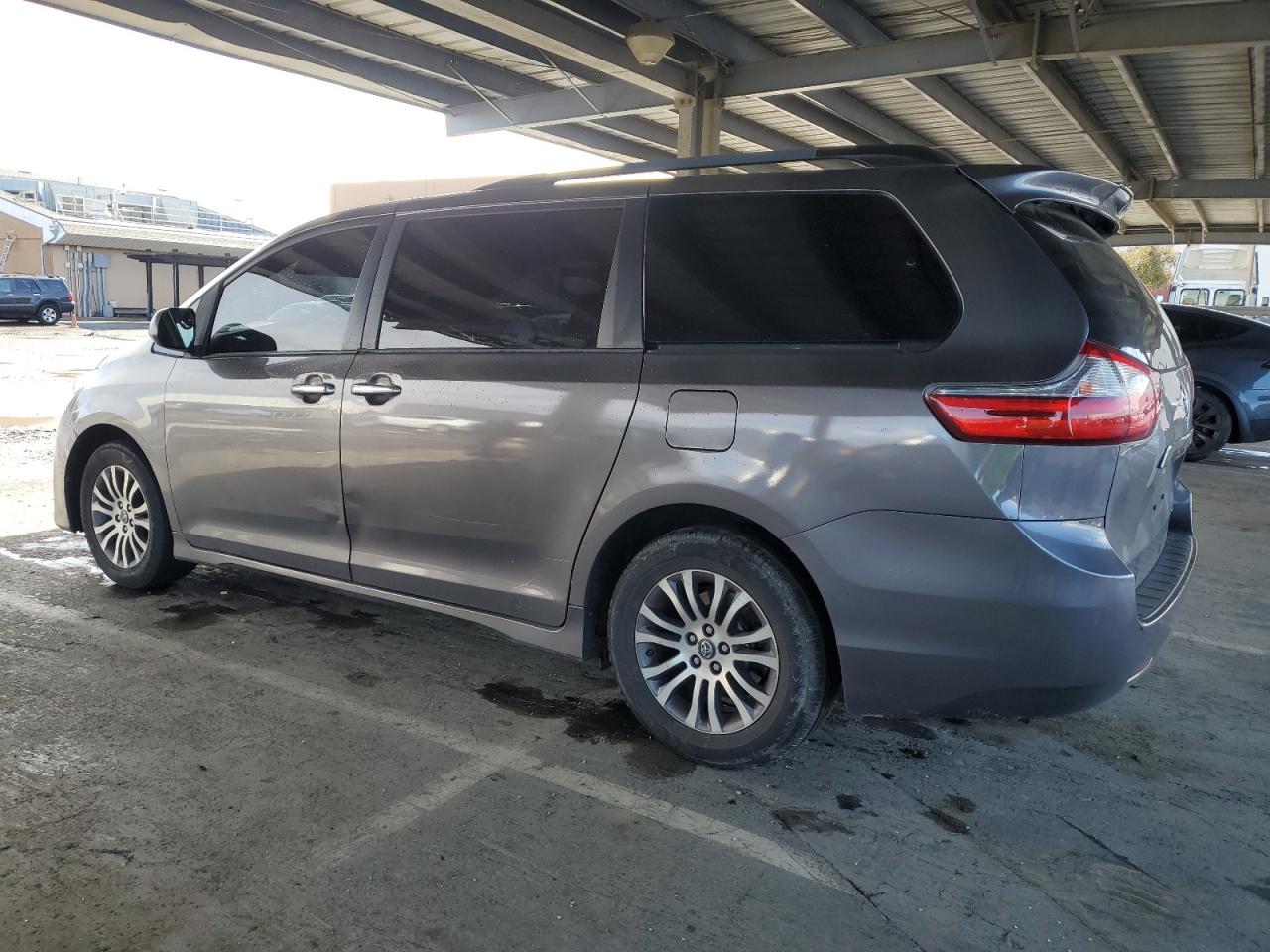 2018 Toyota Sienna - Image 2