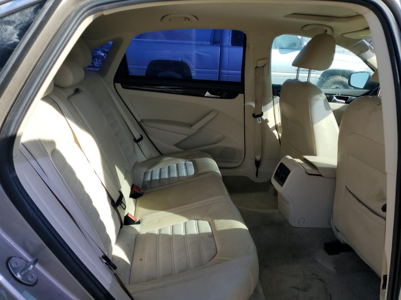 2015 Volkswagen Passat - Image 10