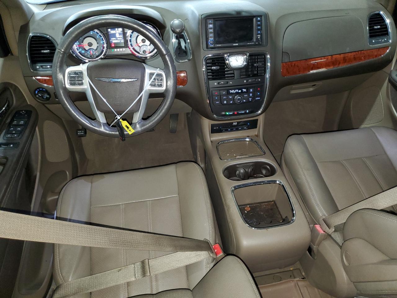 2014 Chrysler Town & Country - Image 8
