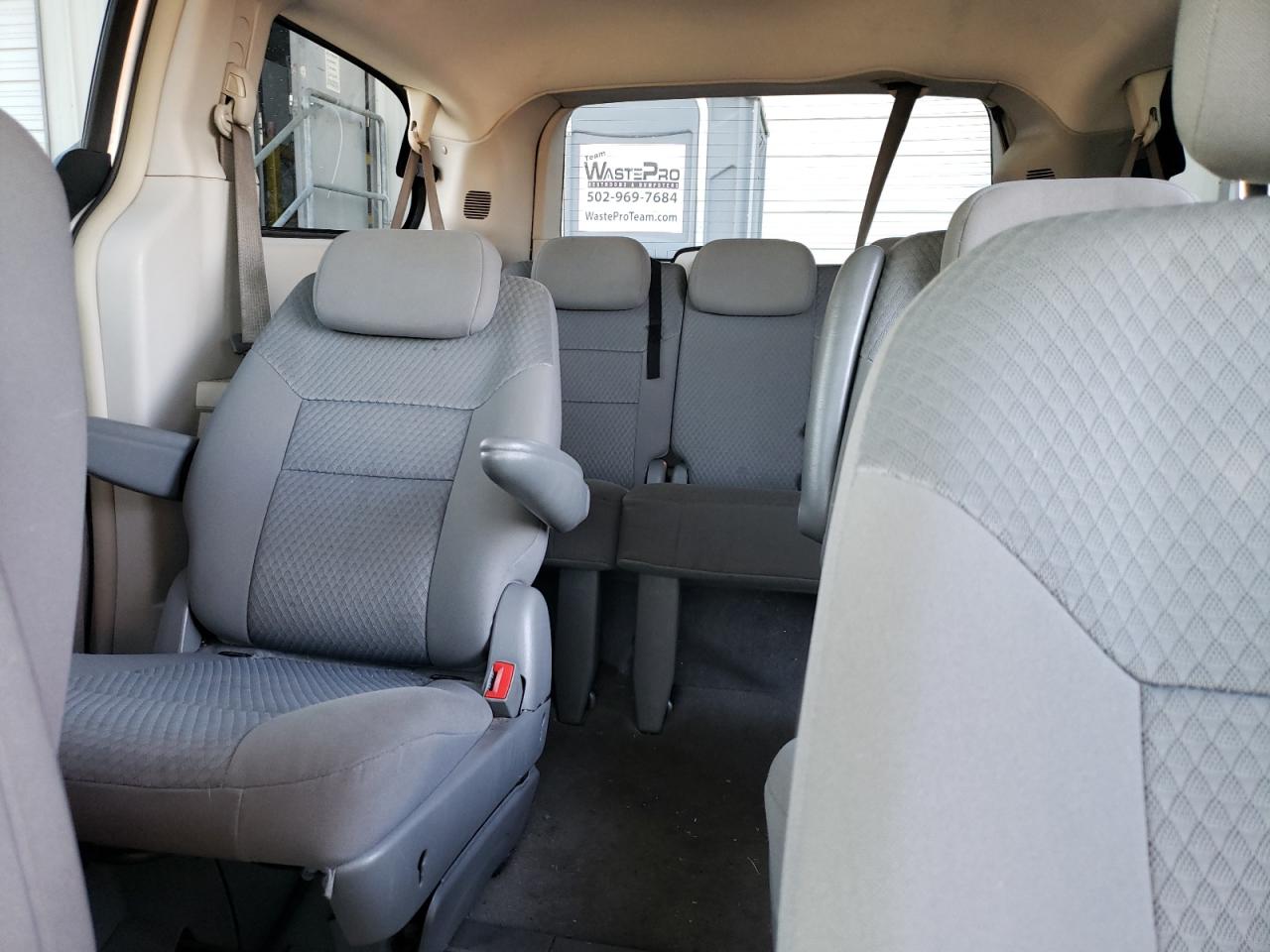 2010 Chrysler Town & Country - Image 10