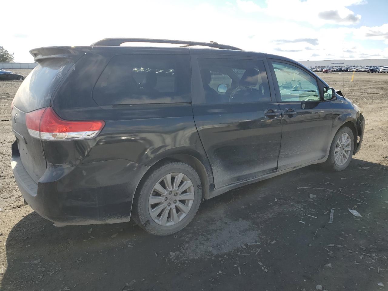 2013 Toyota Sienna - Image 3