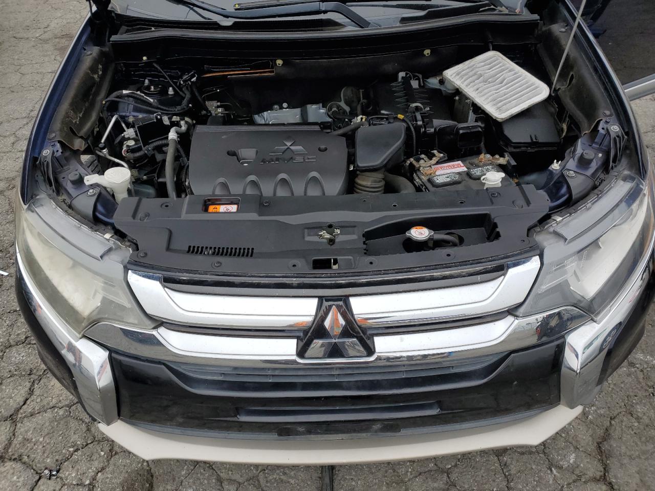 2018 Mitsubishi Outlander - Image 12