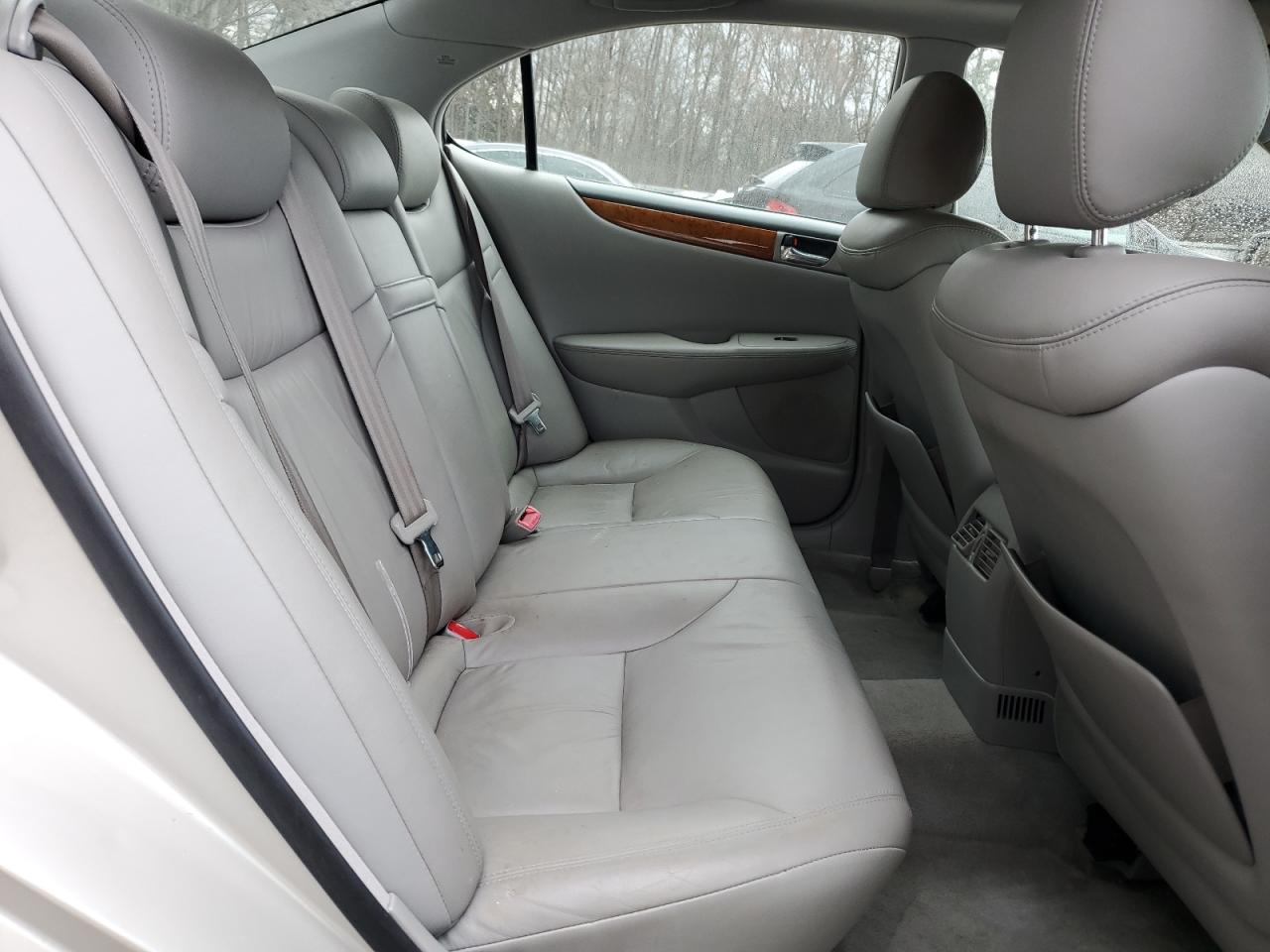 2005 Lexus ES - Image 10