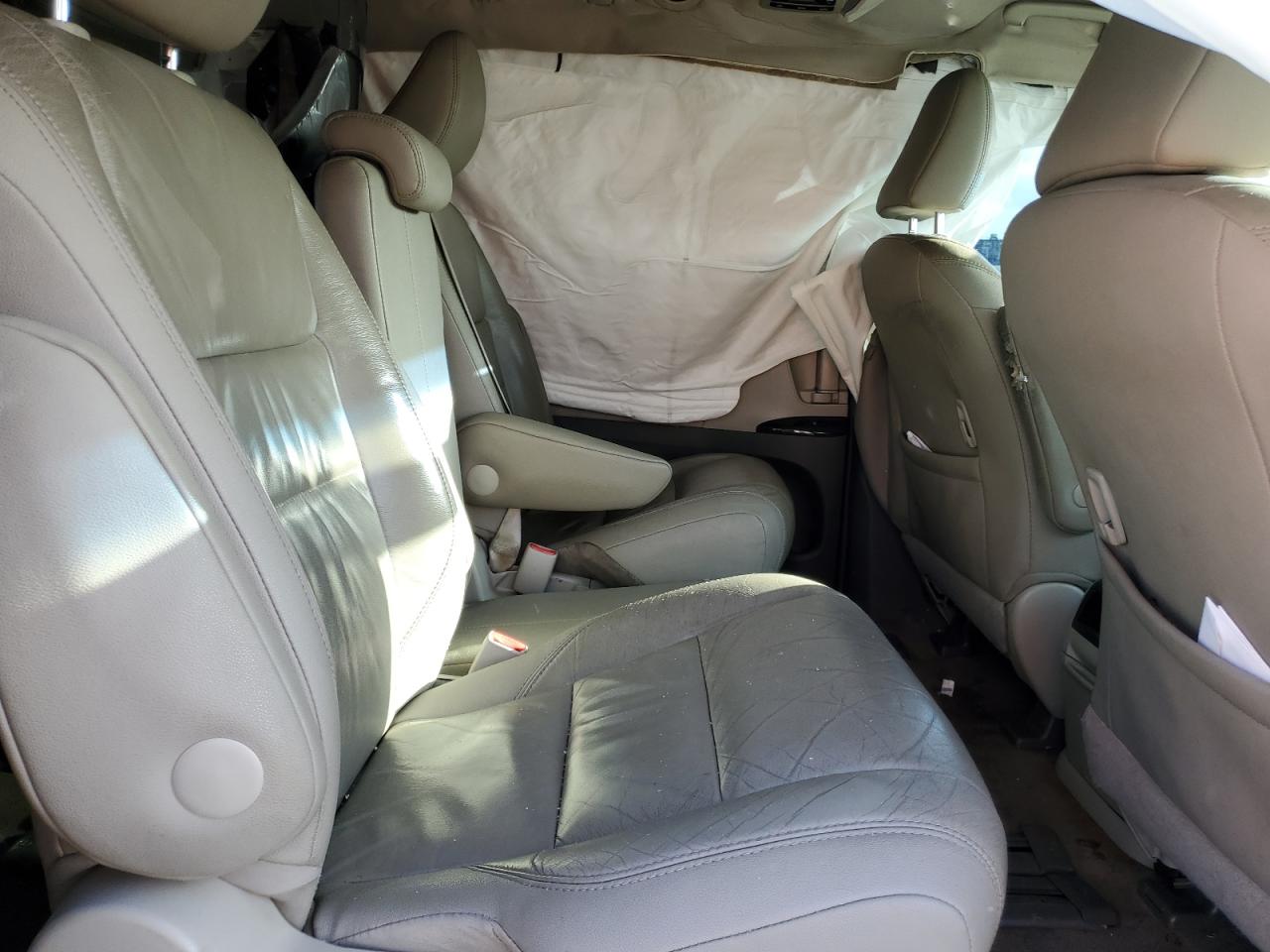 2016 Toyota Sienna - Image 11
