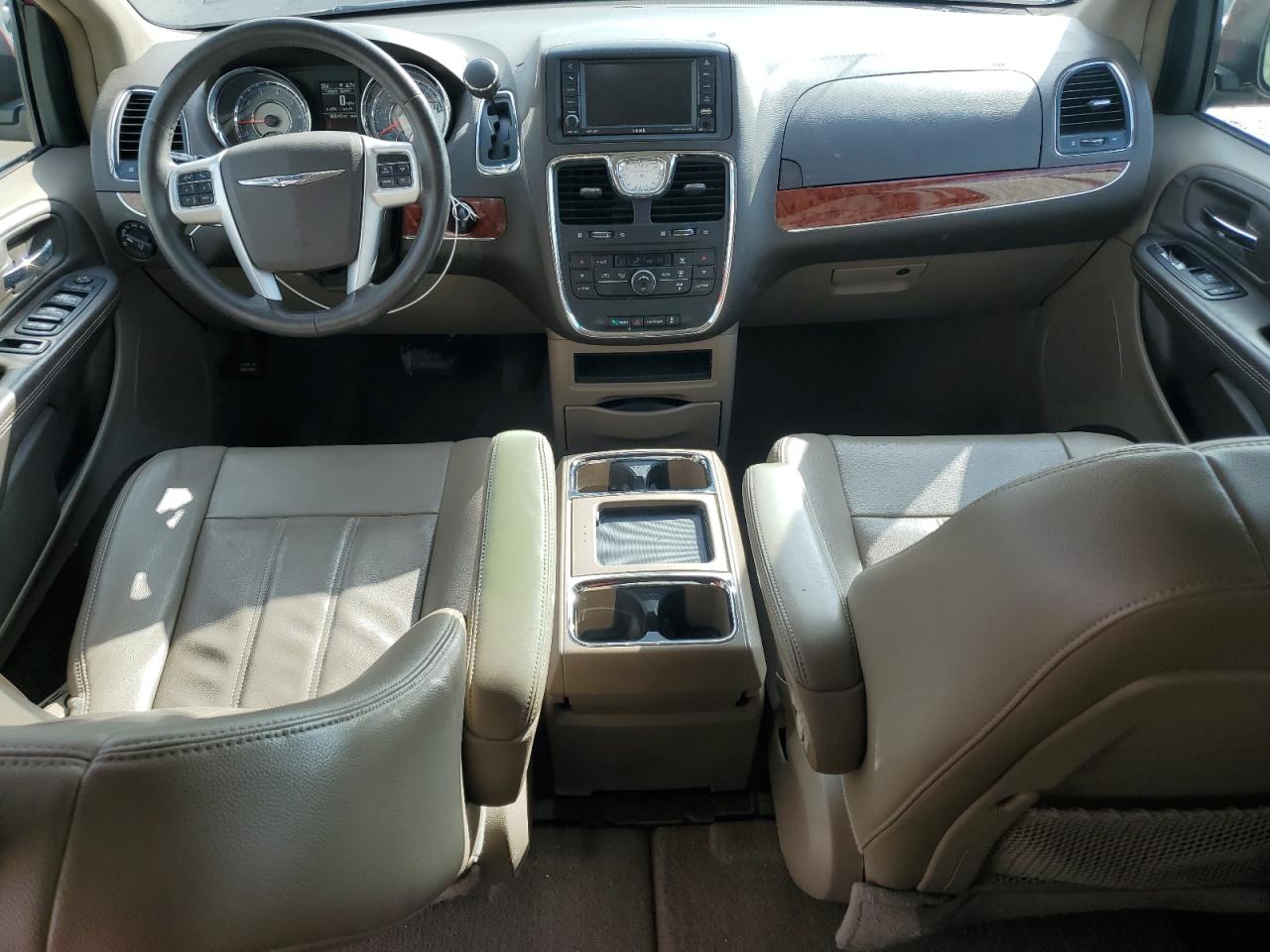 2014 Chrysler Town & Country - Image 8