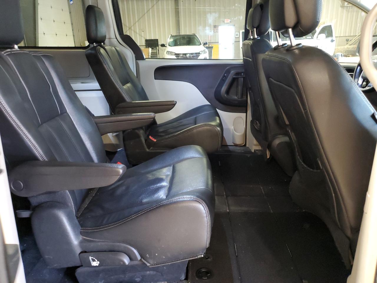 2016 Chrysler Town & Country - Image 12