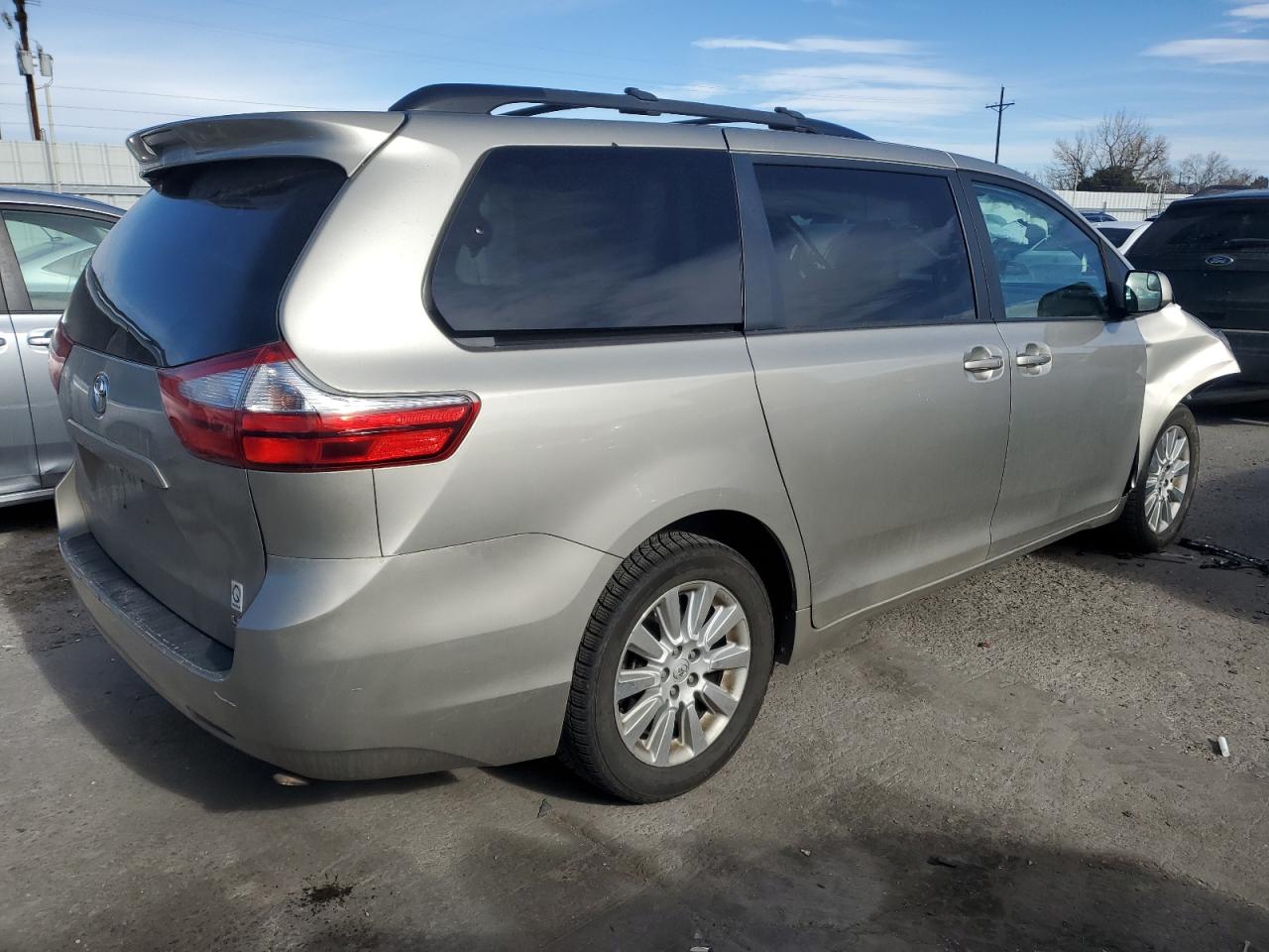 2015 Toyota Sienna - Image 3