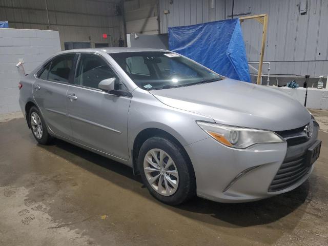 Sedans TOYOTA CAMRY 2016 Srebrny