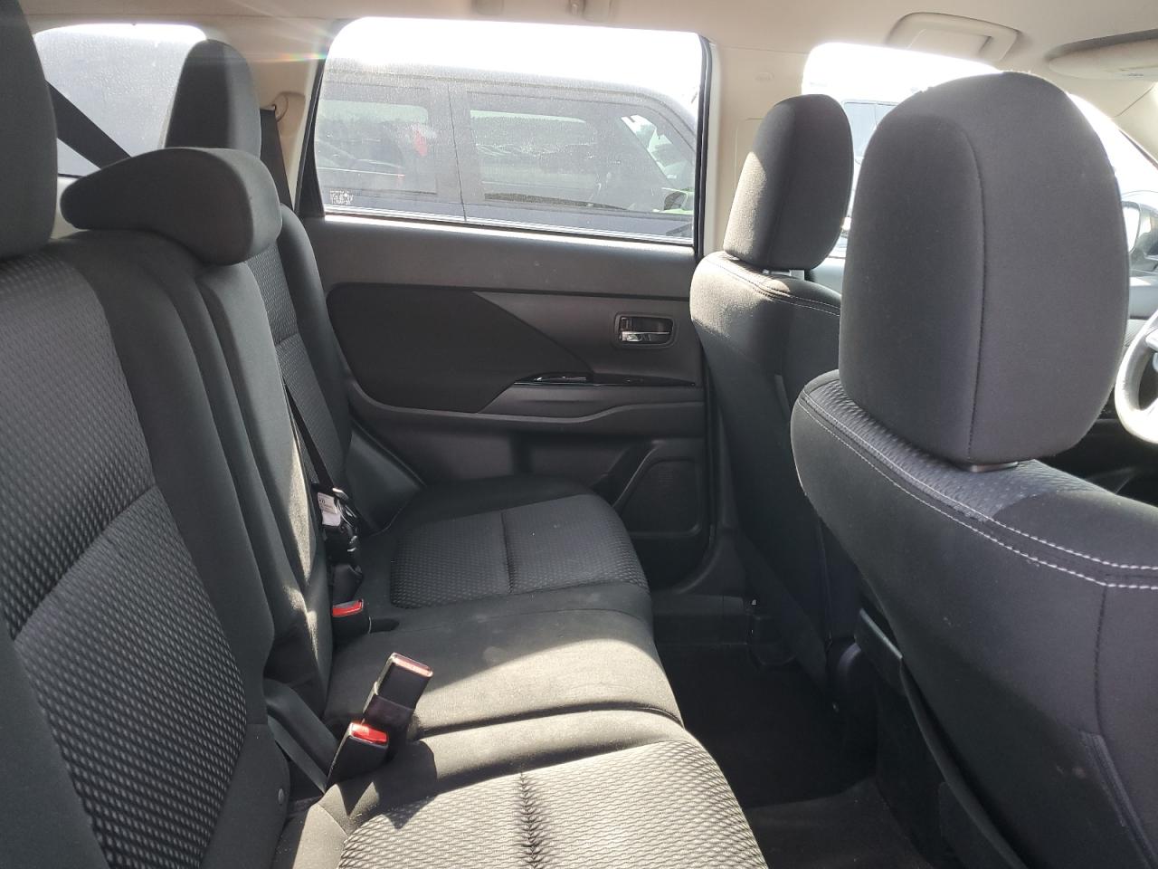 2018 Mitsubishi Outlander - Image 10