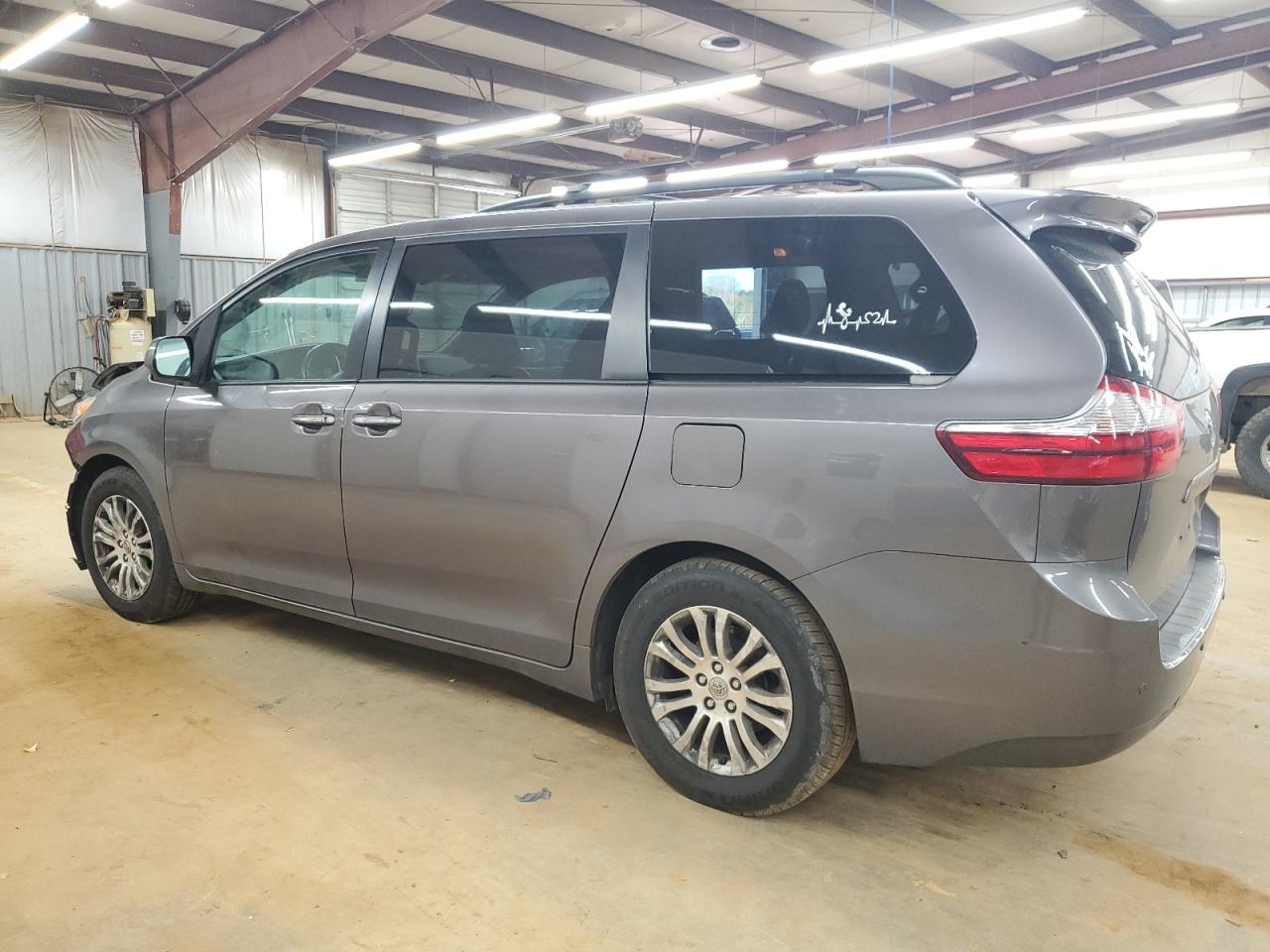 2015 Toyota Sienna - Image 2