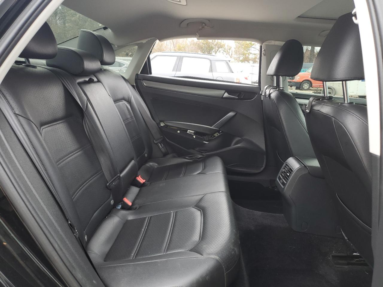 2014 Volkswagen Passat - Image 10
