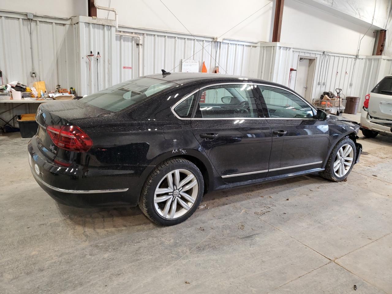2017 Volkswagen Passat - Image 3
