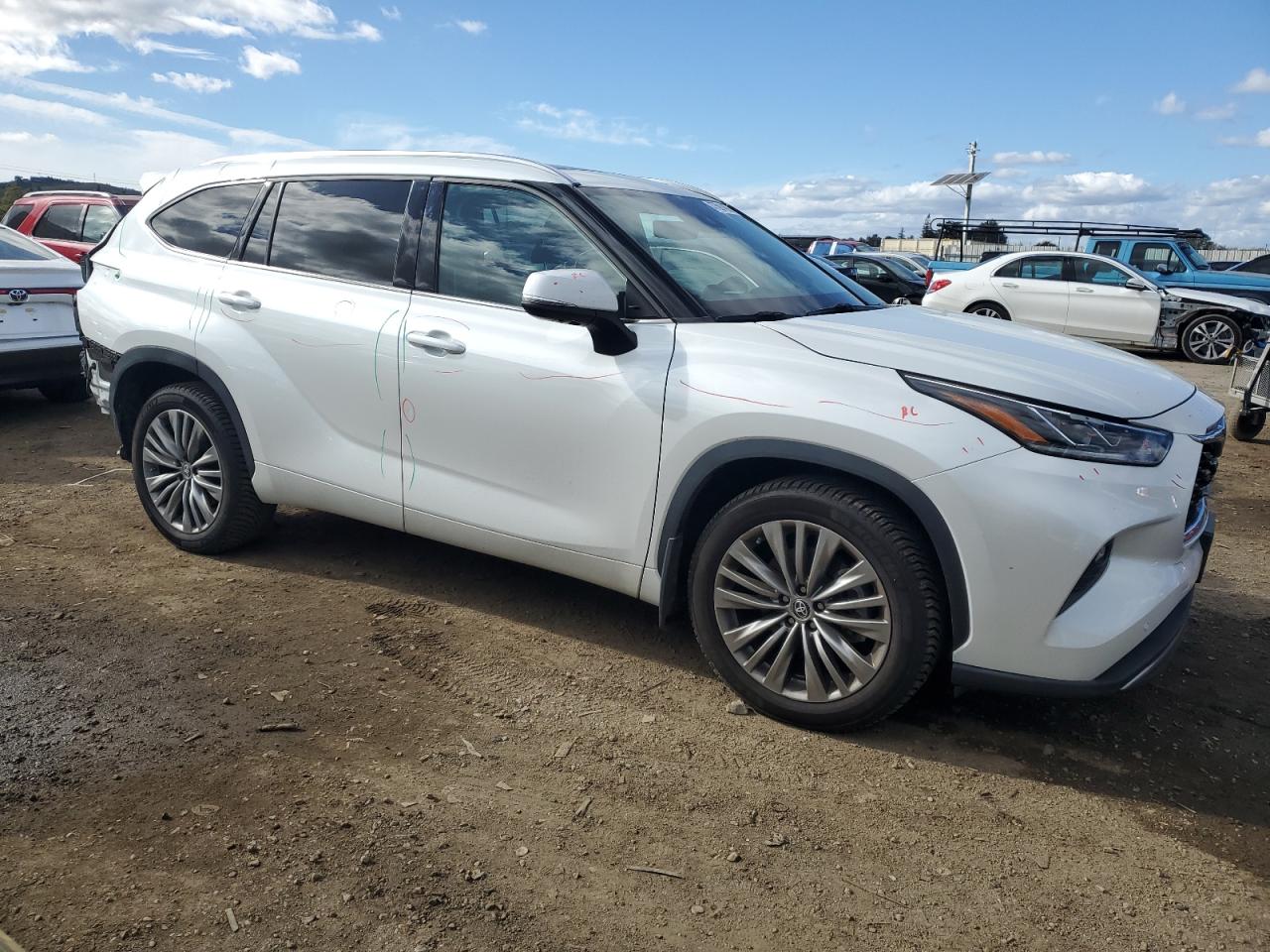 2022 Toyota Highlander - Image 4