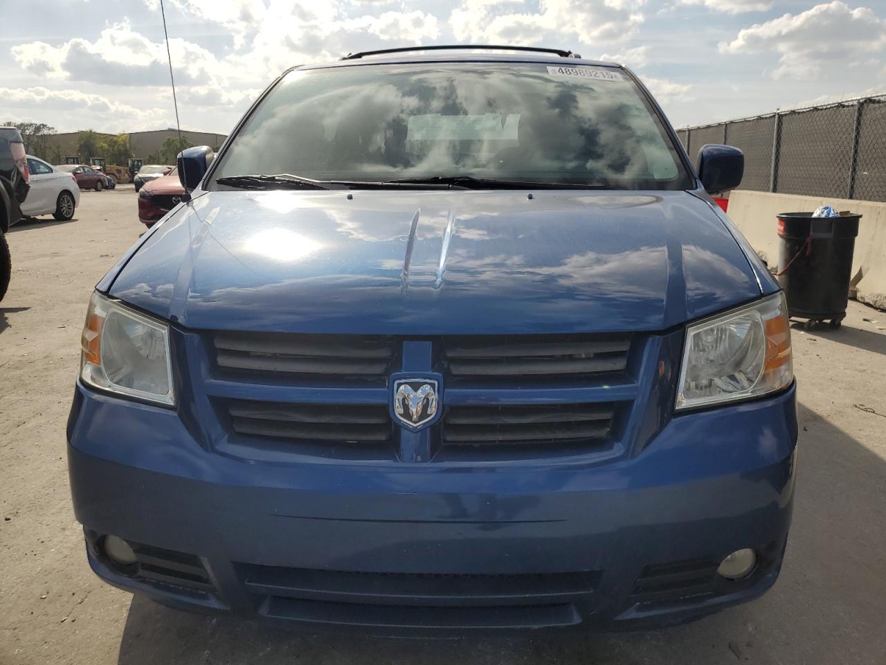 2010 Dodge Caravan - Image 5