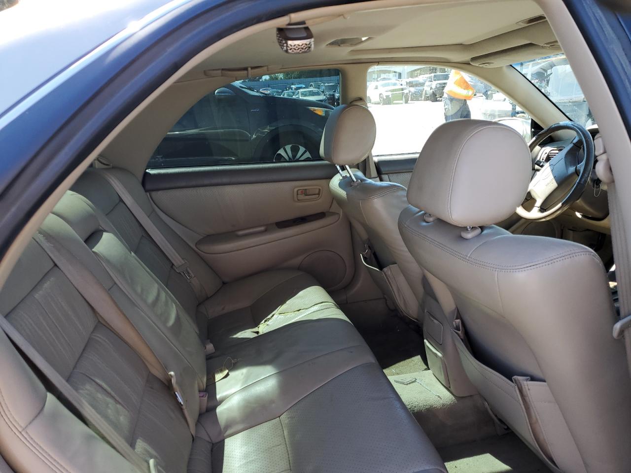 1999 Lexus ES - Image 10