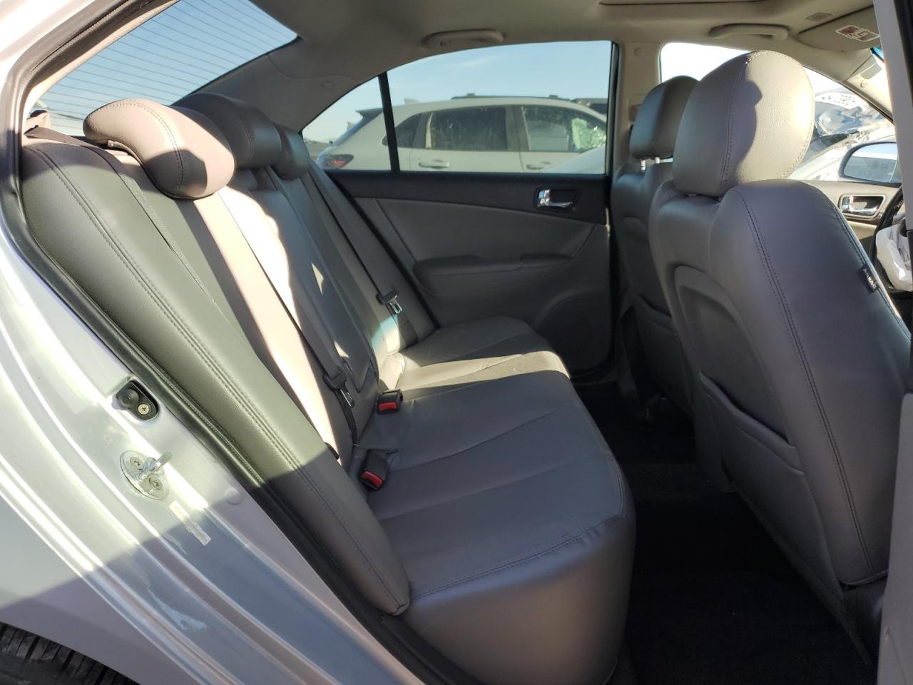 2009 Hyundai Sonata - Image 11