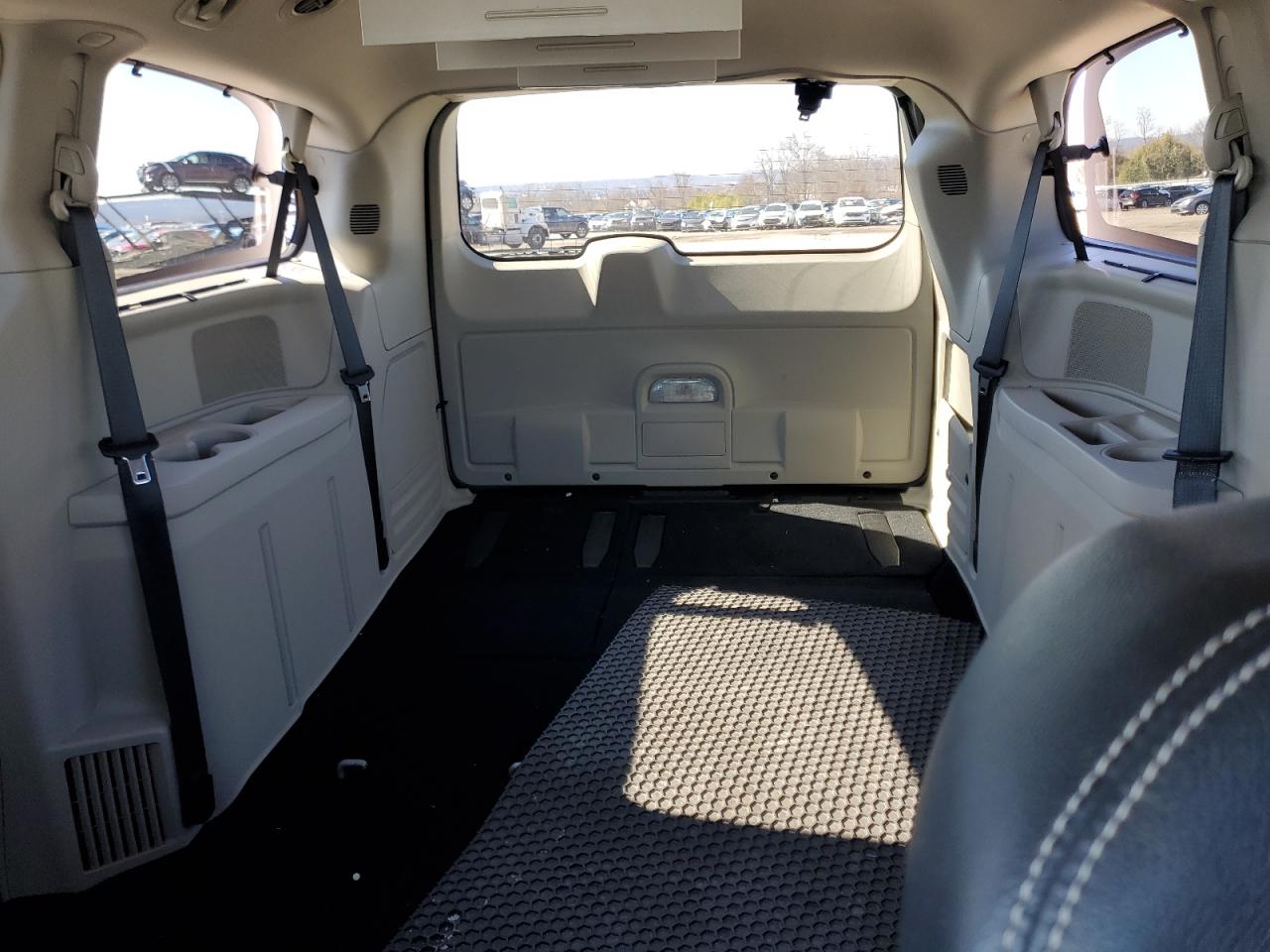 2015 Chrysler Town & Country - Image 10