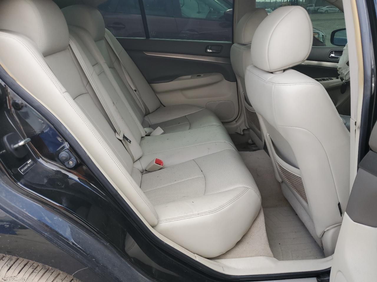 2015 Infiniti Q40 - Image 11