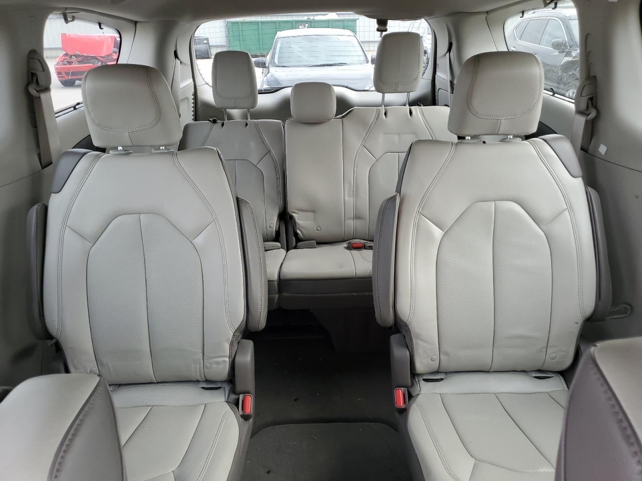 2018 Chrysler Pacifica - Image 10