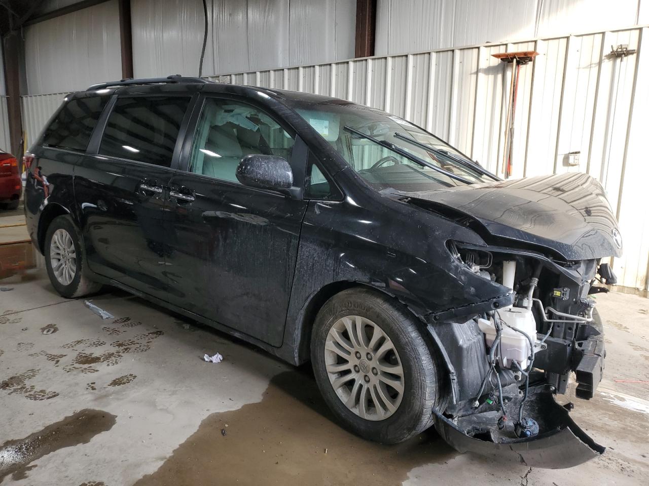 2016 Toyota Sienna - Image 4